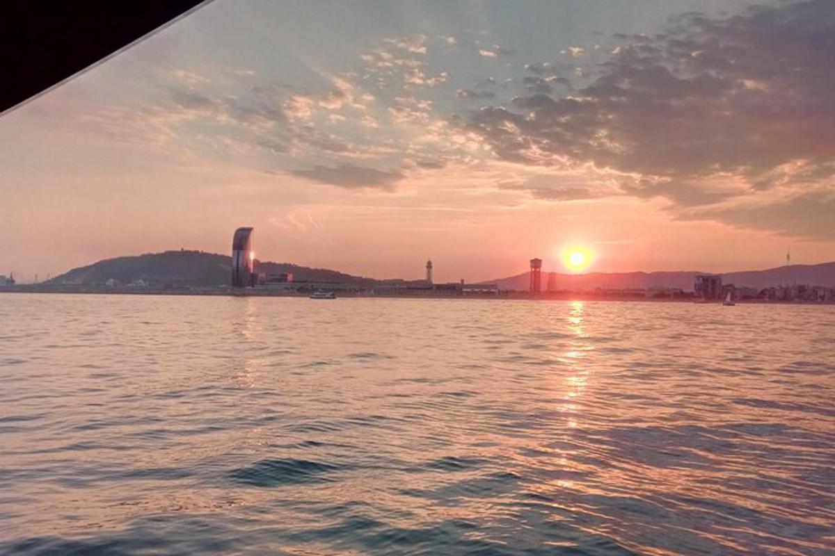 물 위의 보트에서 보는 일몰