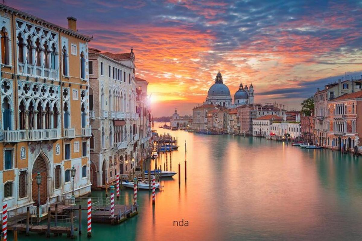 una vista di un canale con edifici e un tramonto