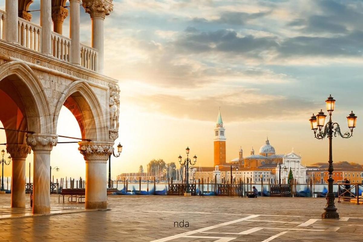 una vista di una città con un edificio e un lampione