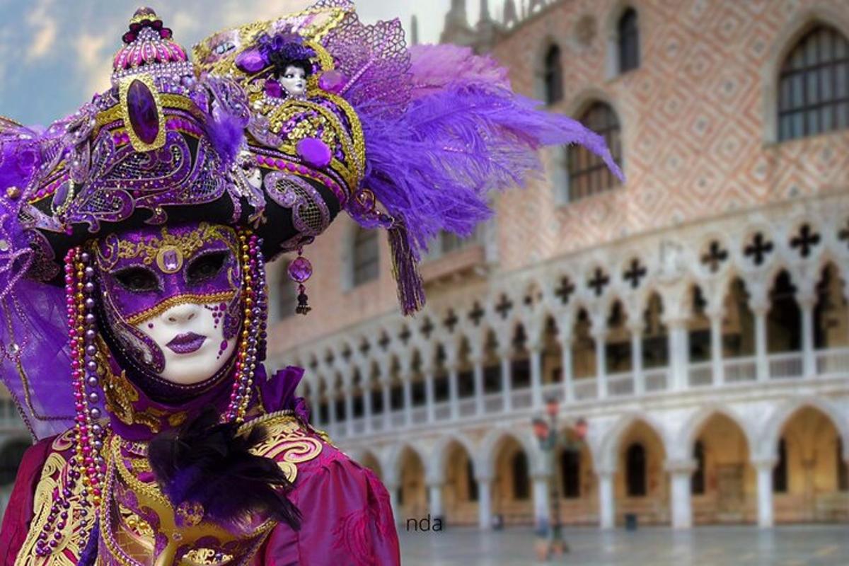 una persona con una maschera e un costume viola davanti a un edificio