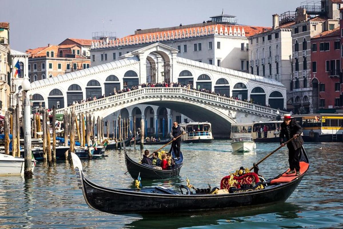 két gondola a vízben egy híd előtt