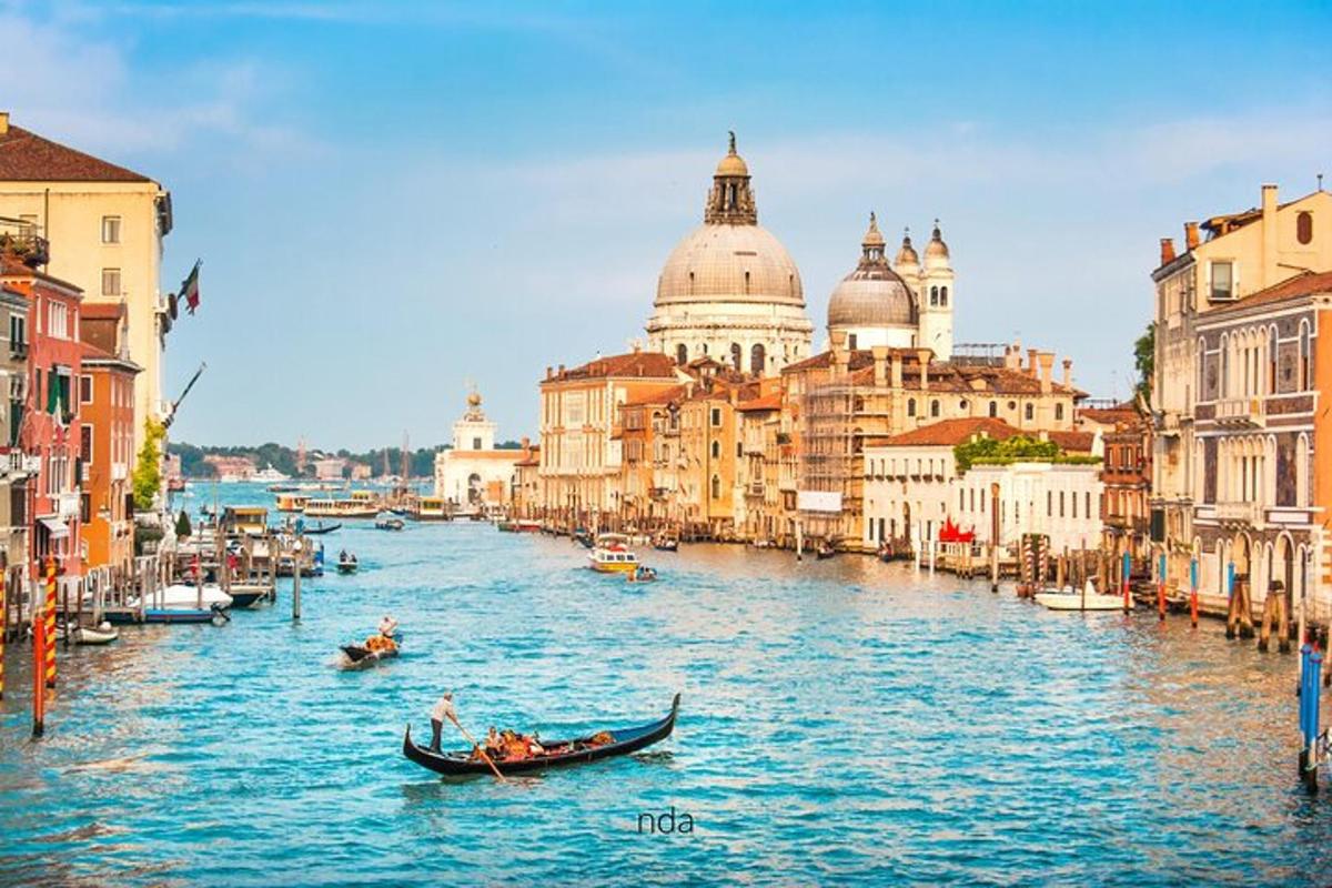 un gruppo di persone in una gondola su un fiume con edifici