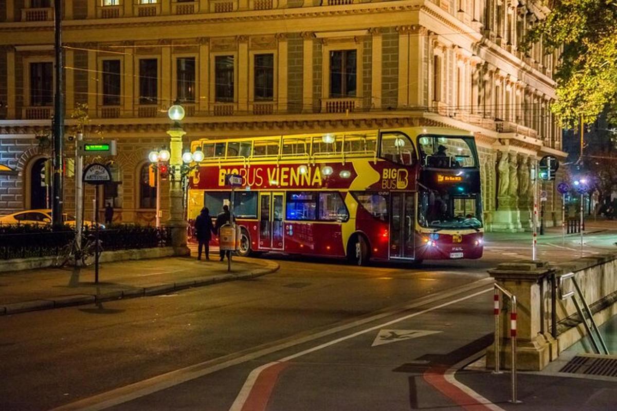 dvoupatrový autobus jedoucí v noci po ulici