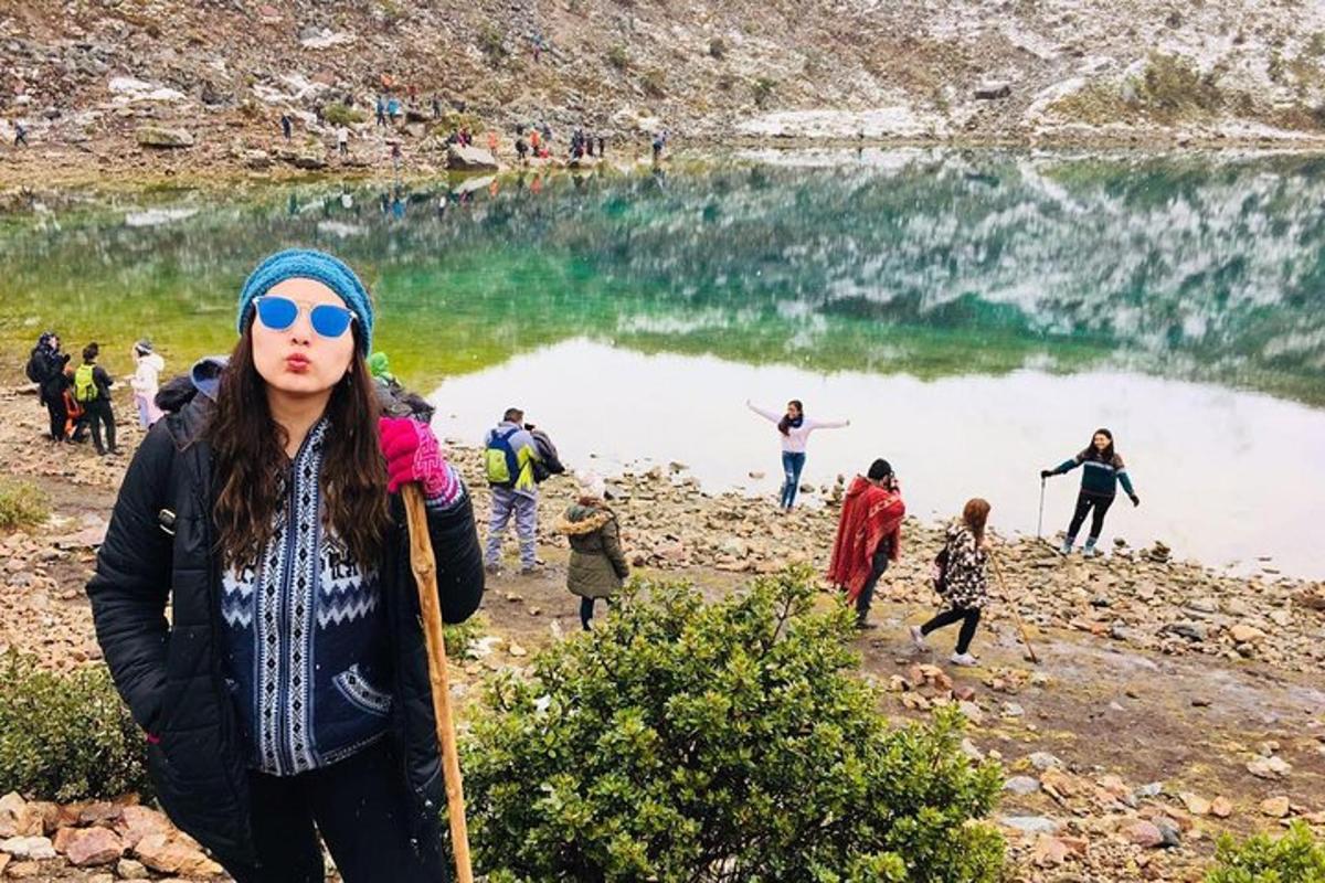 um grupo de pessoas em pé ao redor de um lago