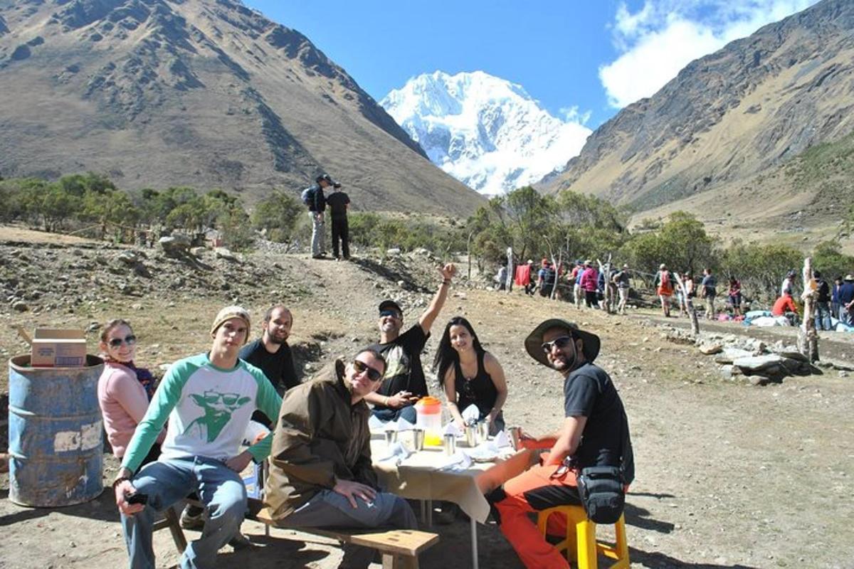 um grupo de pessoas sentadas à mesa nas montanhas