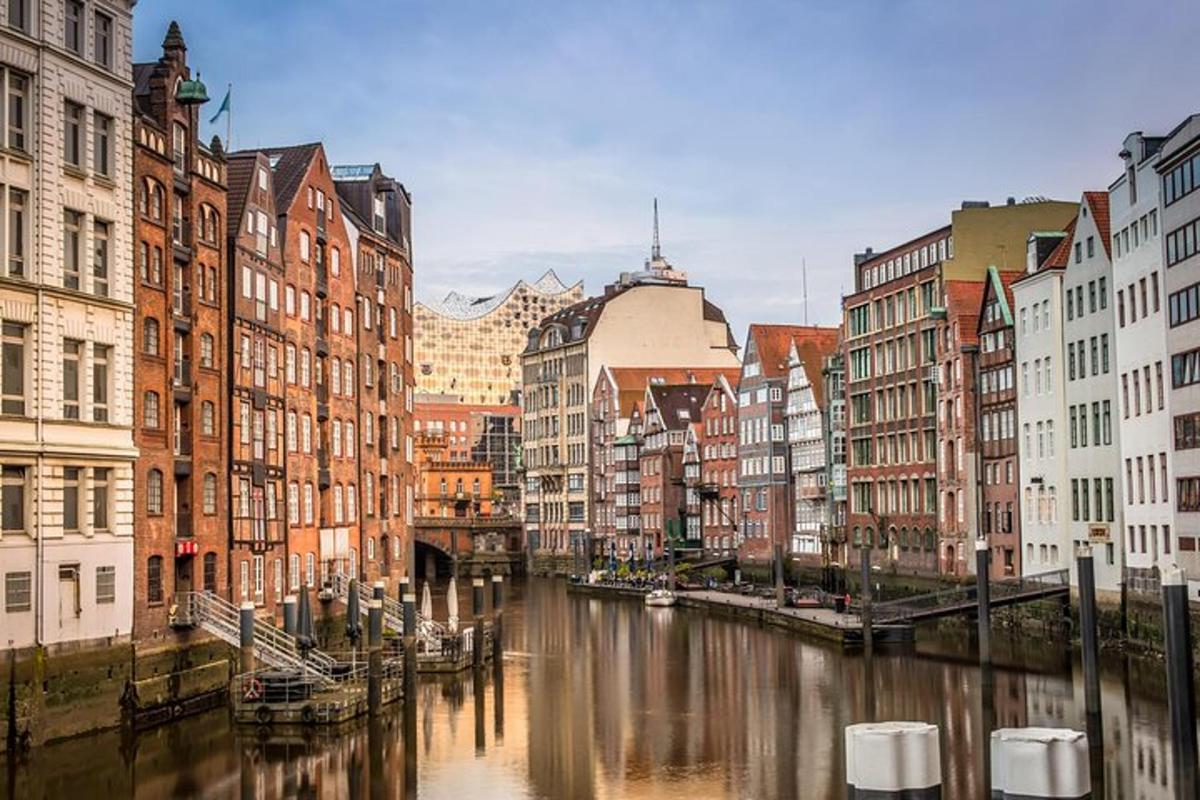 una città con edifici e un fiume con edifici