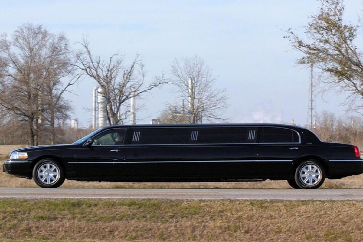 svart limousína lagt við vegkantinn