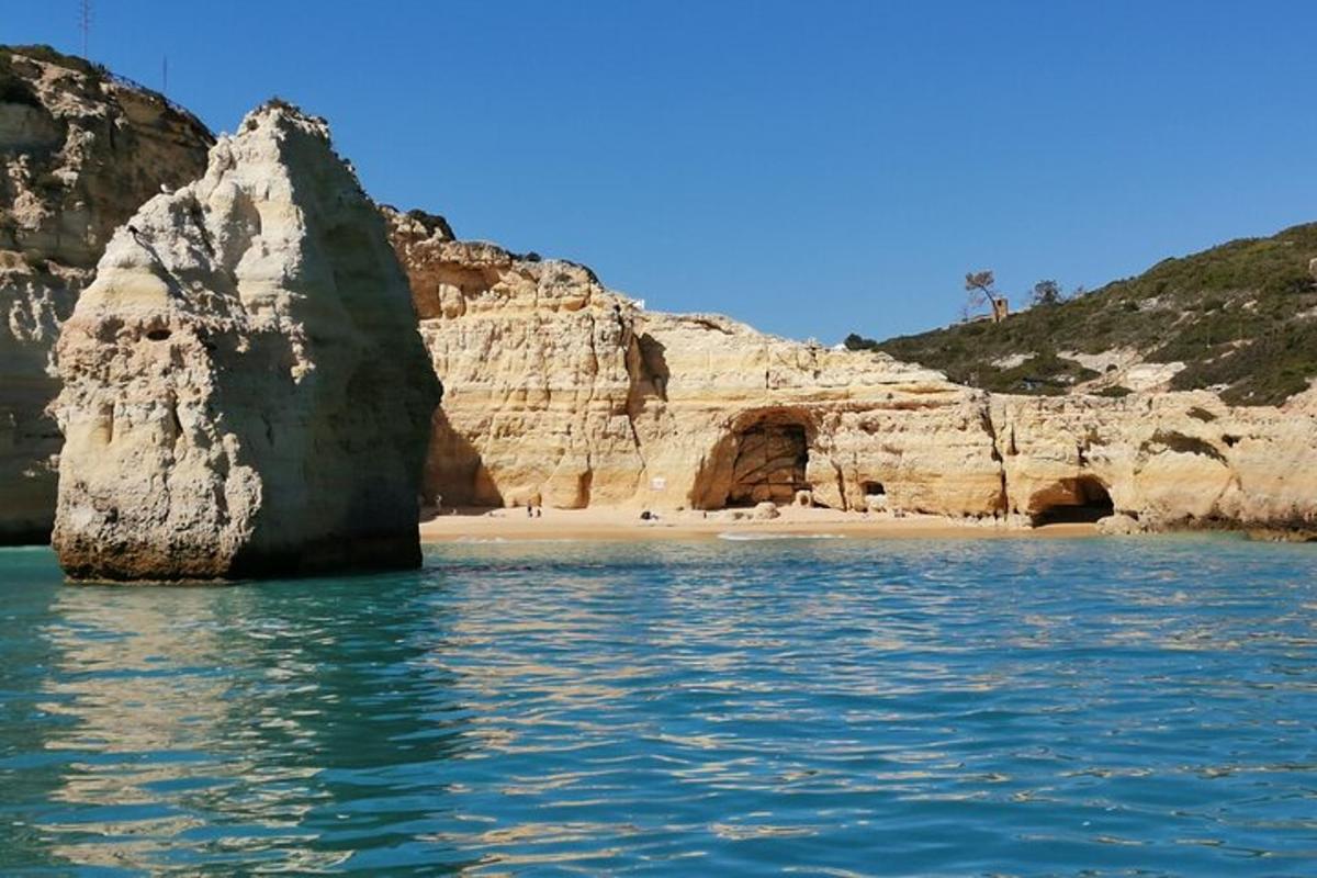 o plajă cu o stâncă mare în apă