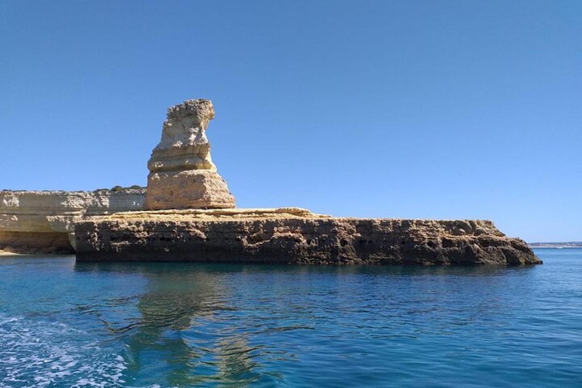 sebuah pulau kecil di dalam air dengan stoneolith