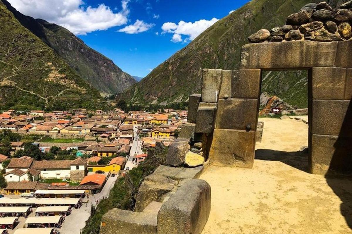 una vista de un pueblo en un valle de montaña
