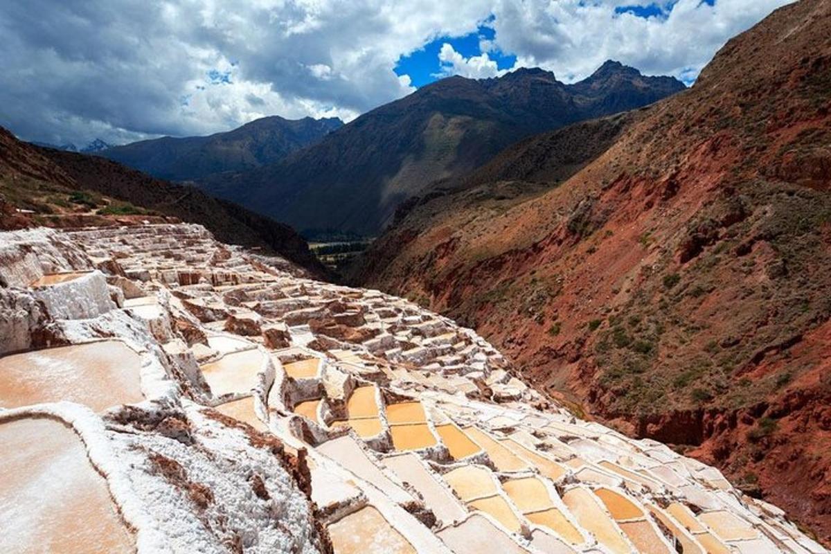 uma vista panorâmica de uma montanha com montanhas ao fundo