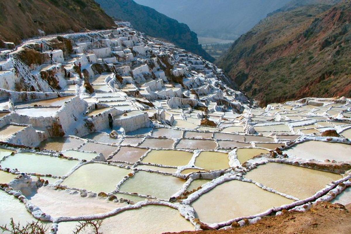 una vista aérea de un pueblo en una montaña