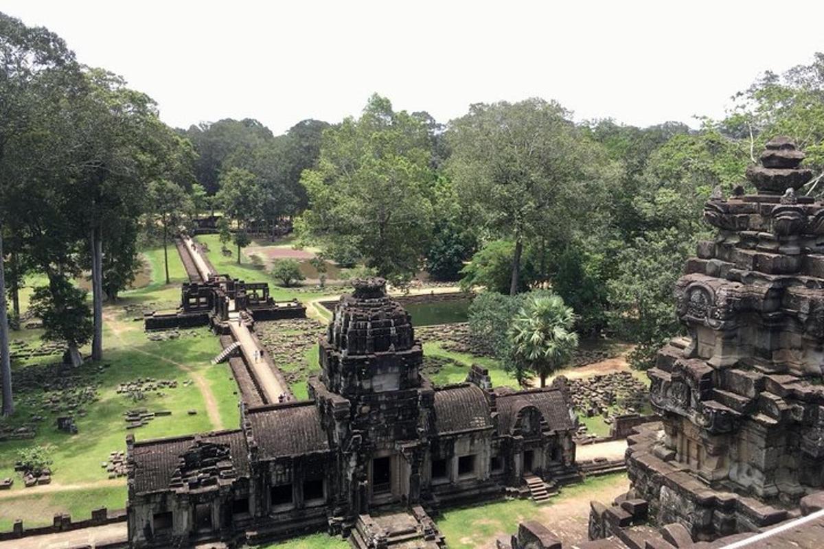 vista aèria d'un temple en un parc