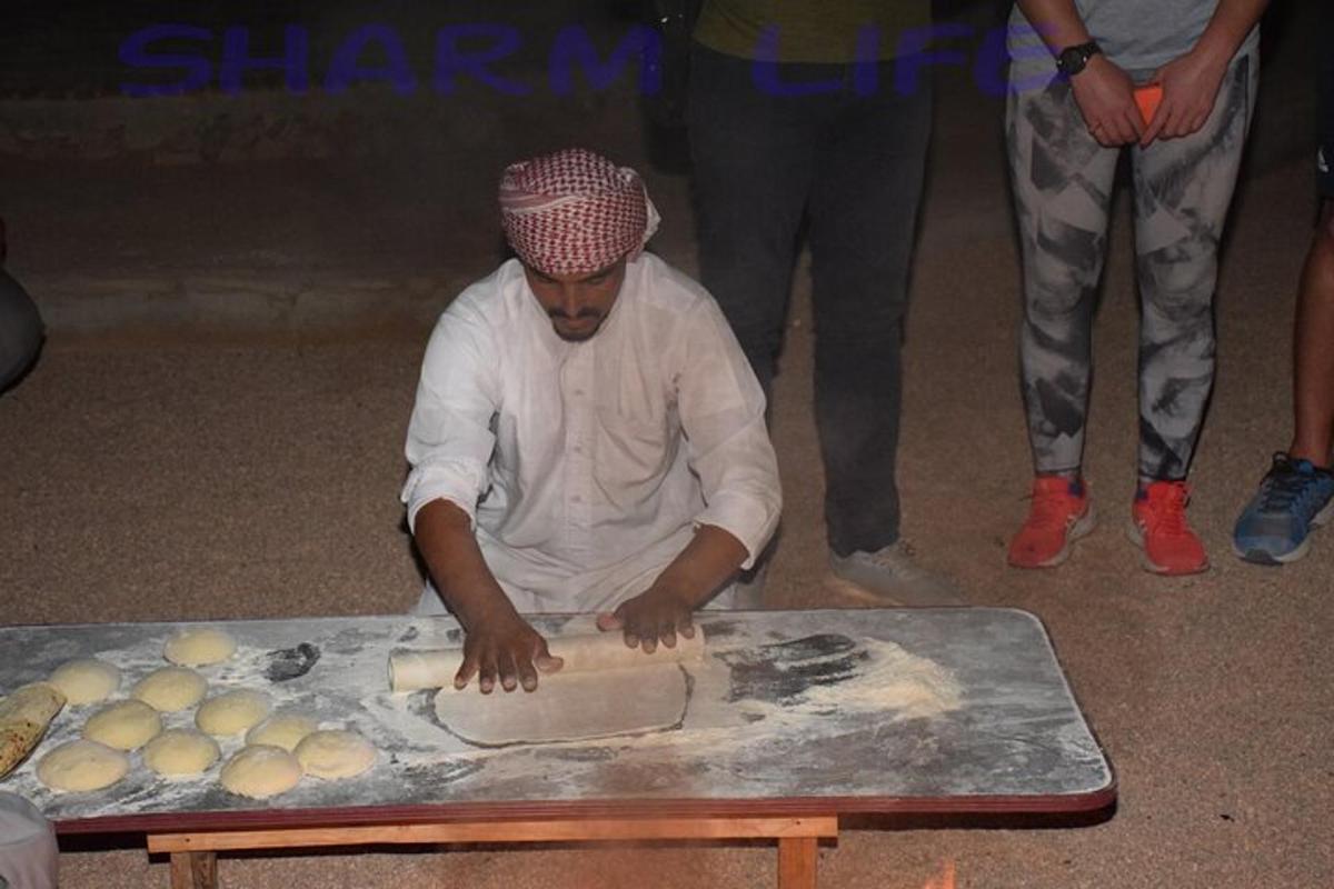 un uomo sta preparando un impasto su un tavolo