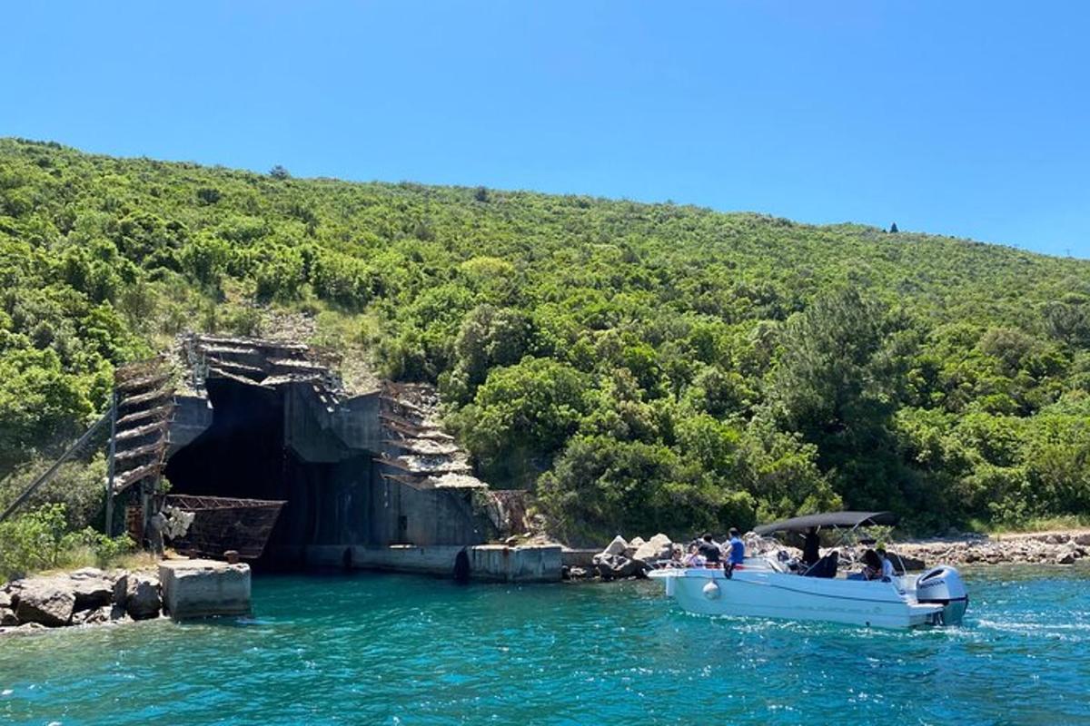 μια ομάδα ανθρώπων σε μια βάρκα στο νερό