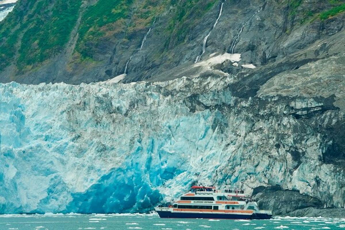 um barco na água ao lado de uma geleira