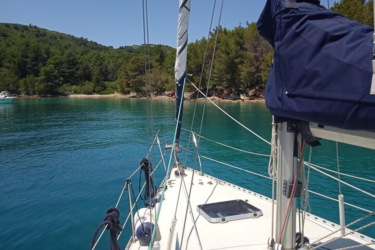 um barco está atracado em um corpo d'água