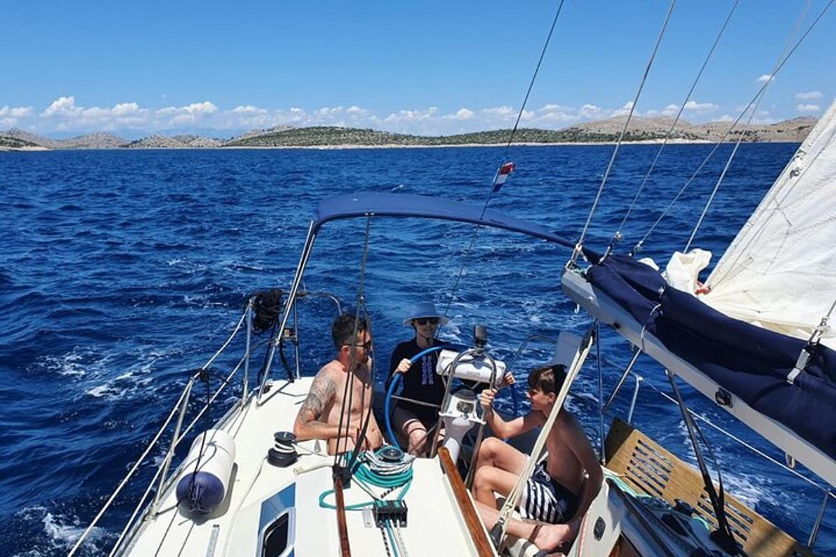 um grupo de pessoas sentadas em um barco na água