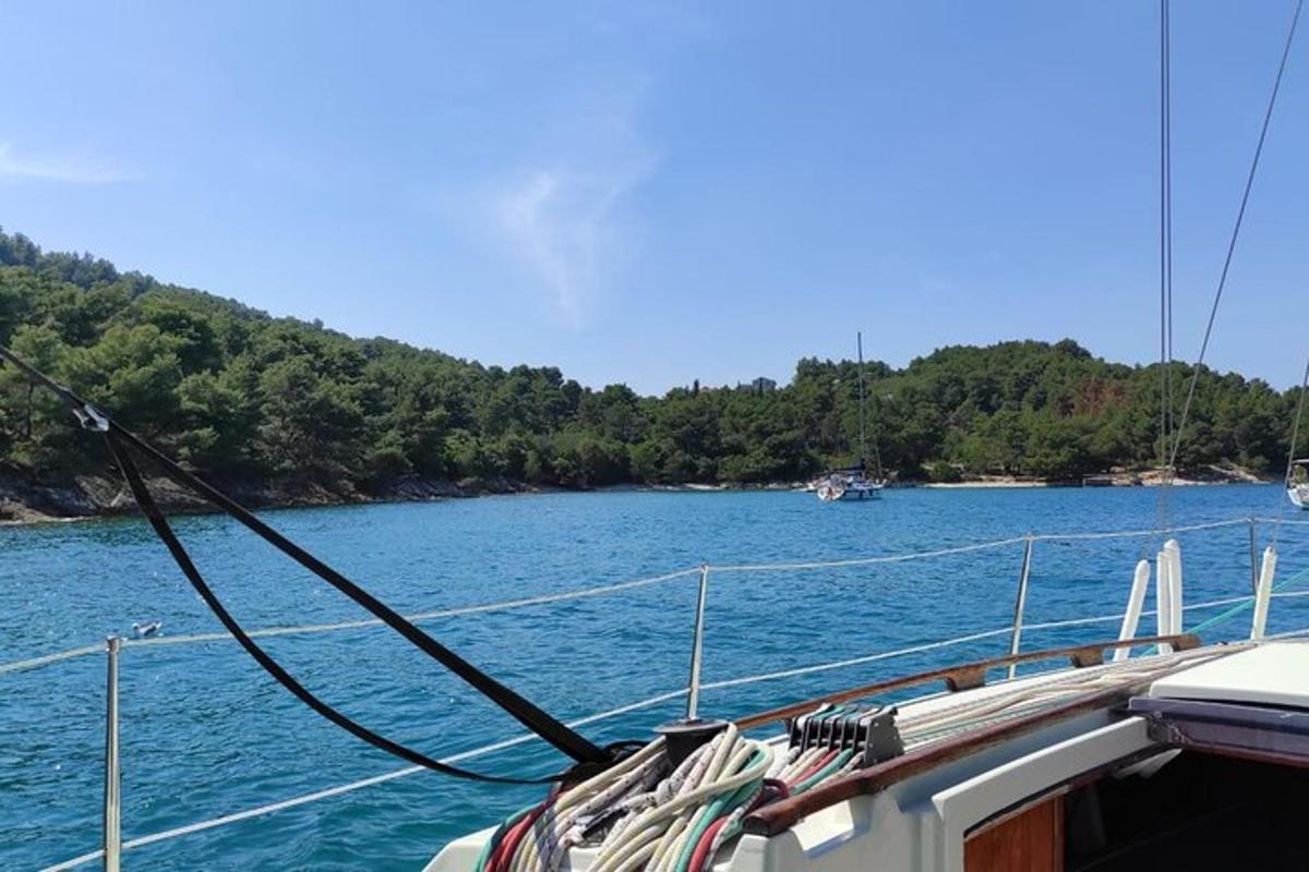 um barco está atracado em um corpo d'água