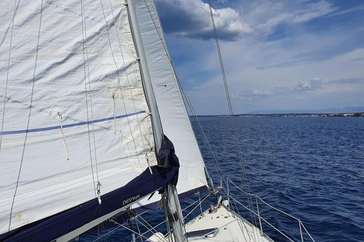 um barco à vela na água do oceano