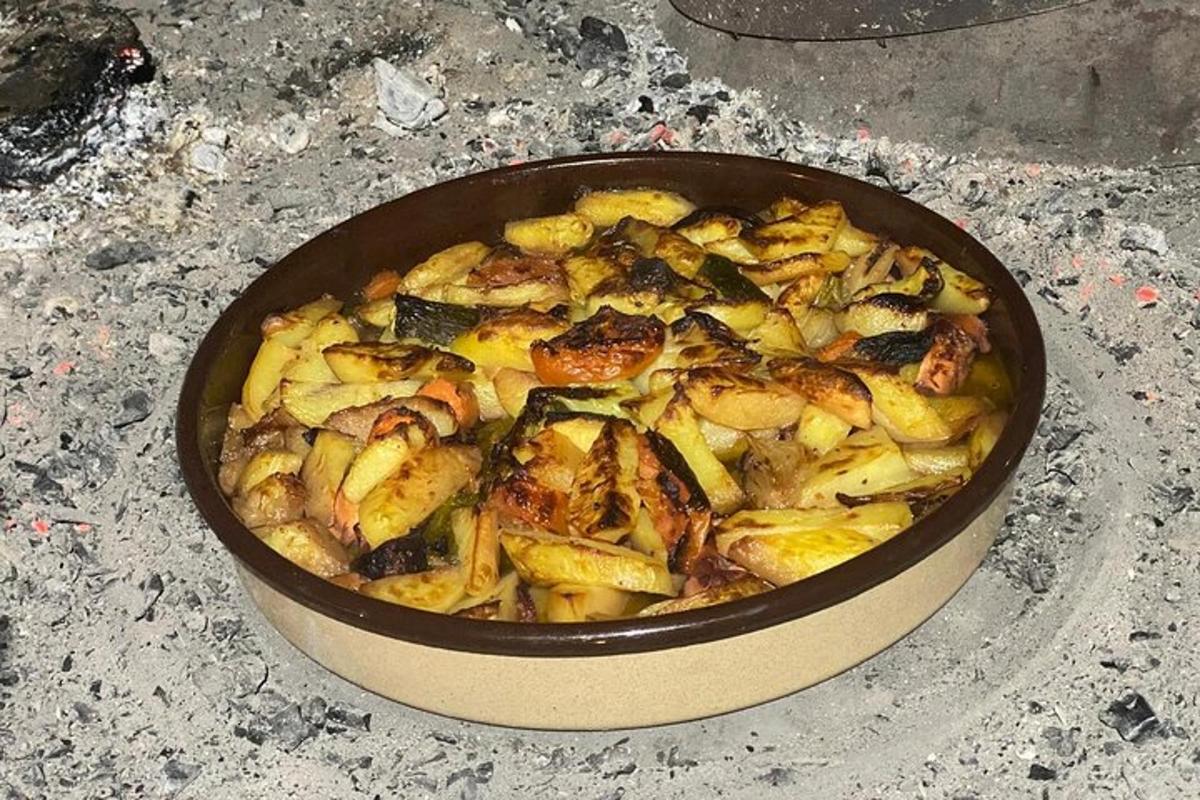 o tavă cu mâncare așezată pe o masă