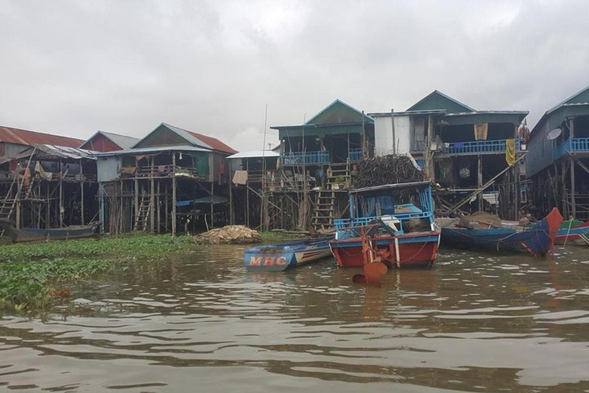 một nhóm nhà và thuyền trên mặt nước