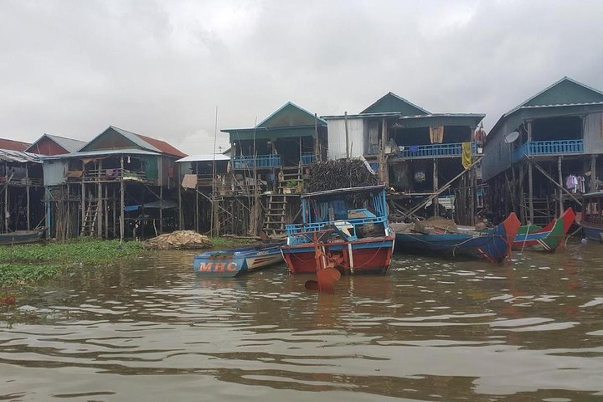 sekumpulan rumah dan bot di dalam air