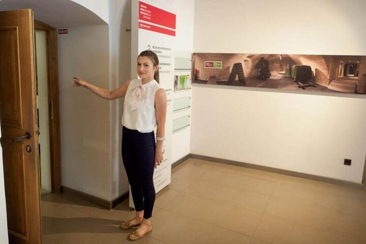 một người phụ nữ đứng ở hành lang với cánh tay giơ ra