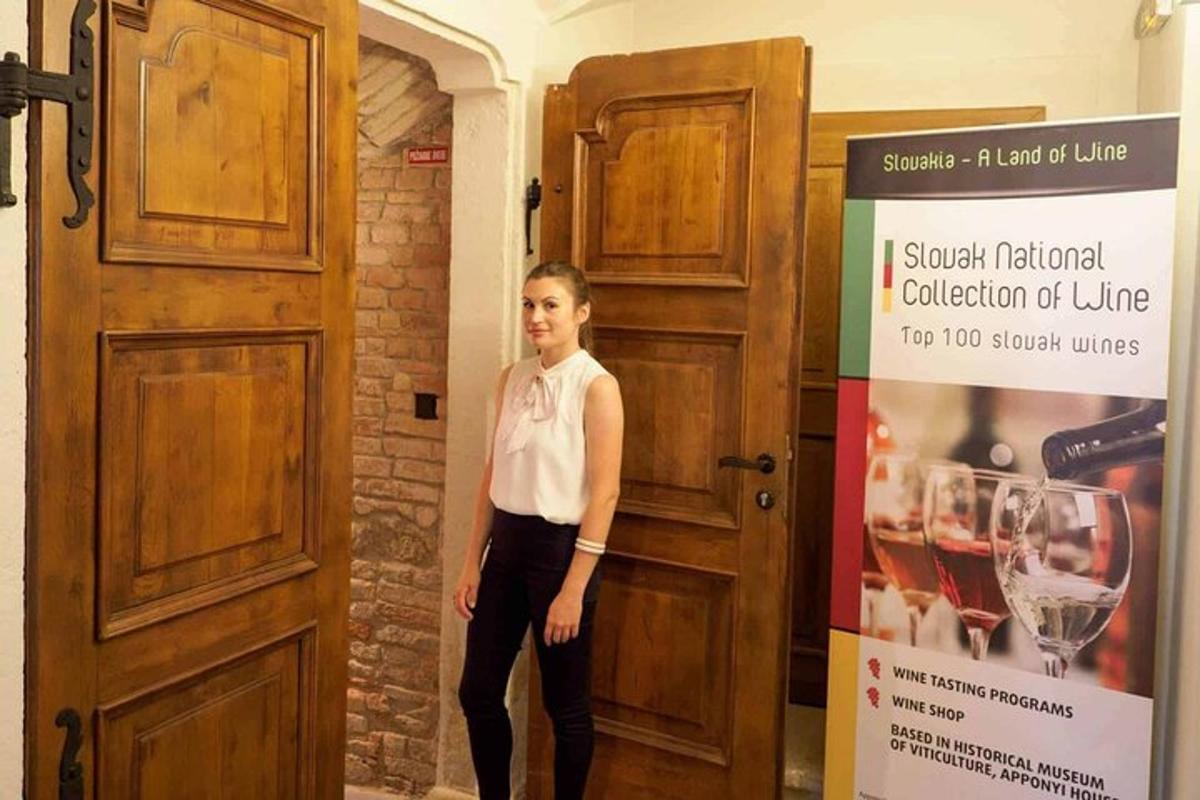 žena stojaca pred dverami