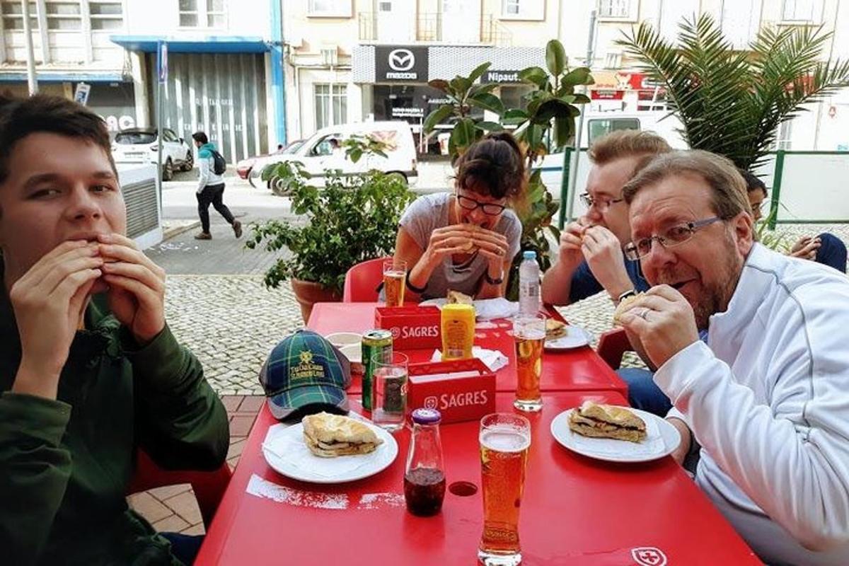 skupina lidí sedících u stolu a jedících