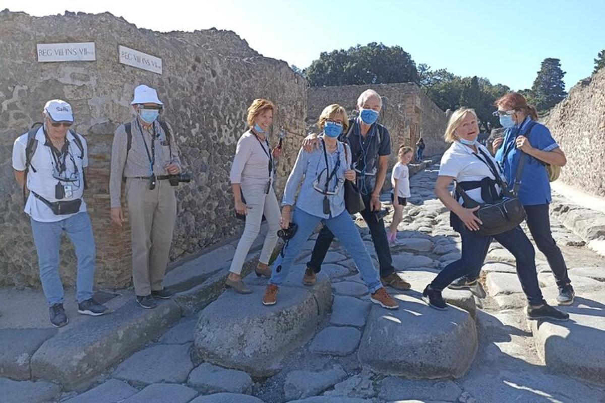 un grup de persones amb màscares dretes sobre roques