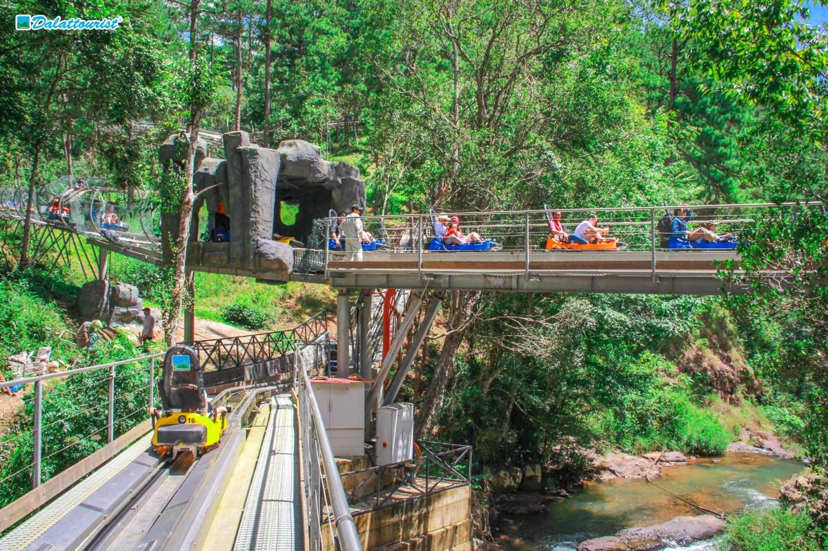 un grup de persones fent ràfting per un pont sobre un riu