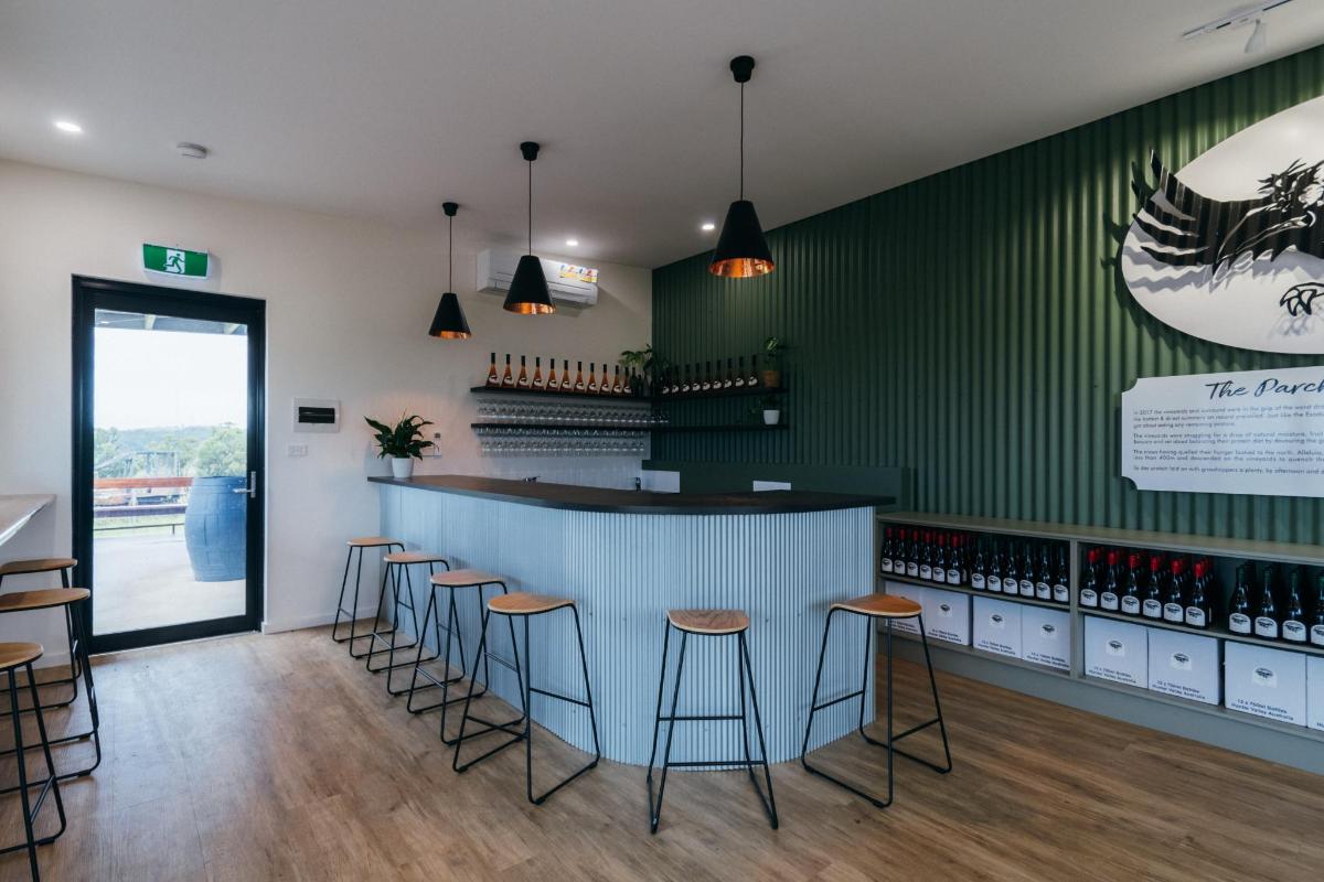 um bar com bancos e uma parede verde