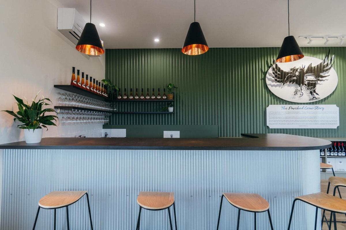 una barra en un restaurant amb quatre tamborets