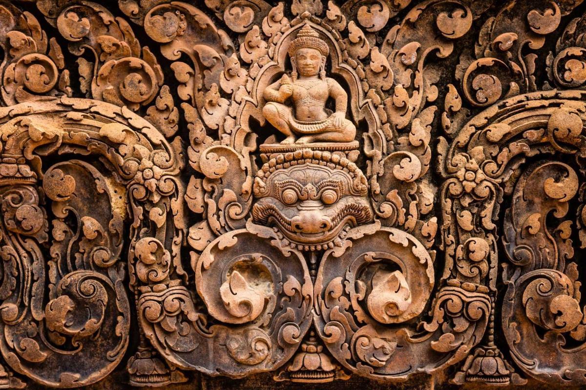 una porta di legno con una statua sopra