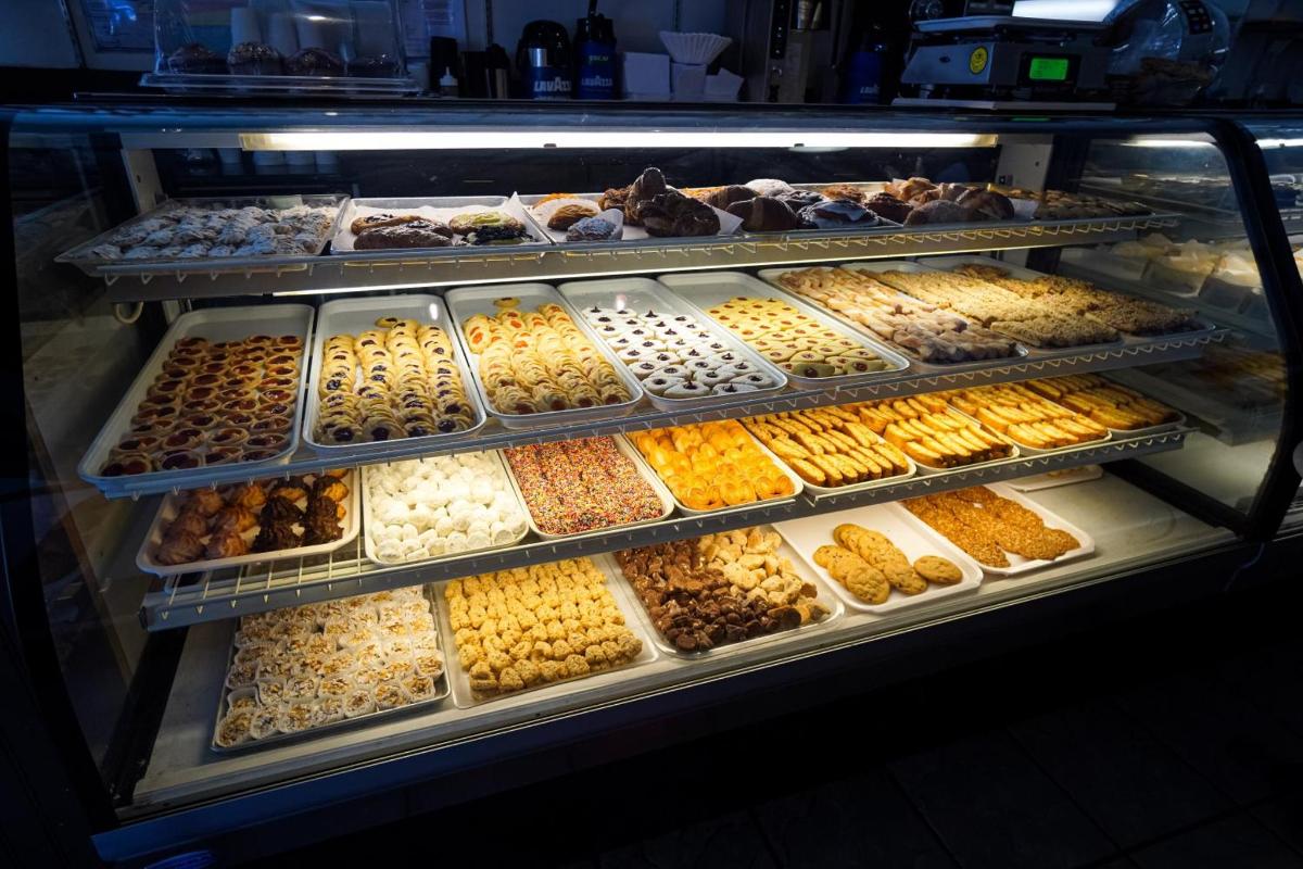 Una vitrina llena de muchos tipos diferentes de donas.