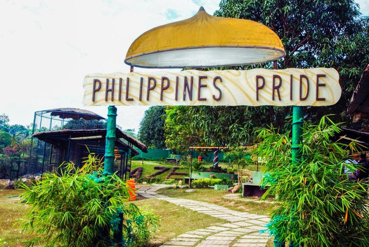 papan tanda yang mengatakan philipsride di hadapan sebuah taman