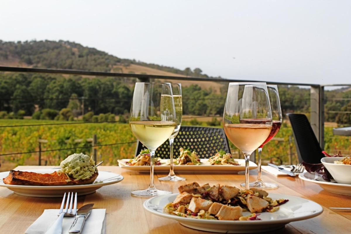 un tavolo con piatti di cibo e bicchieri di vino