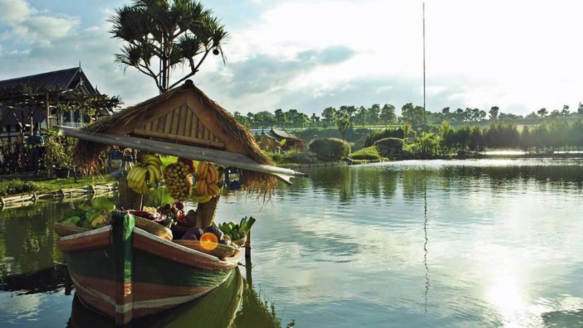 um barco com frutas e vegetais na água