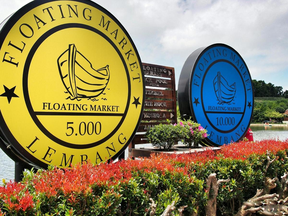 un cartello per il mercato galleggiante di Honolulu, Florida, che si affolla