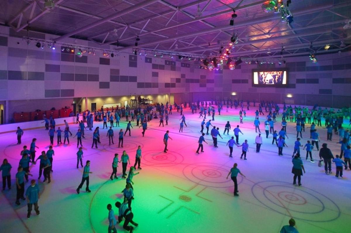 un grupo de personas patinando en una pista de hielo