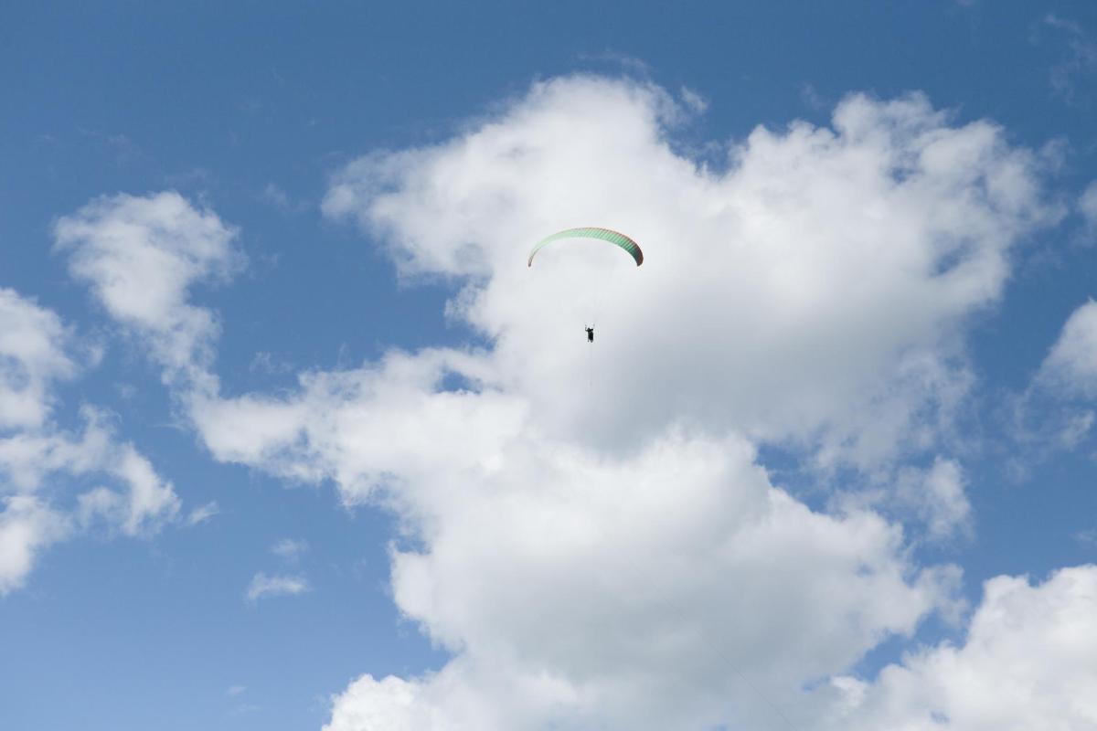 una persona sta facendo volare un aquilone in un cielo nuvoloso