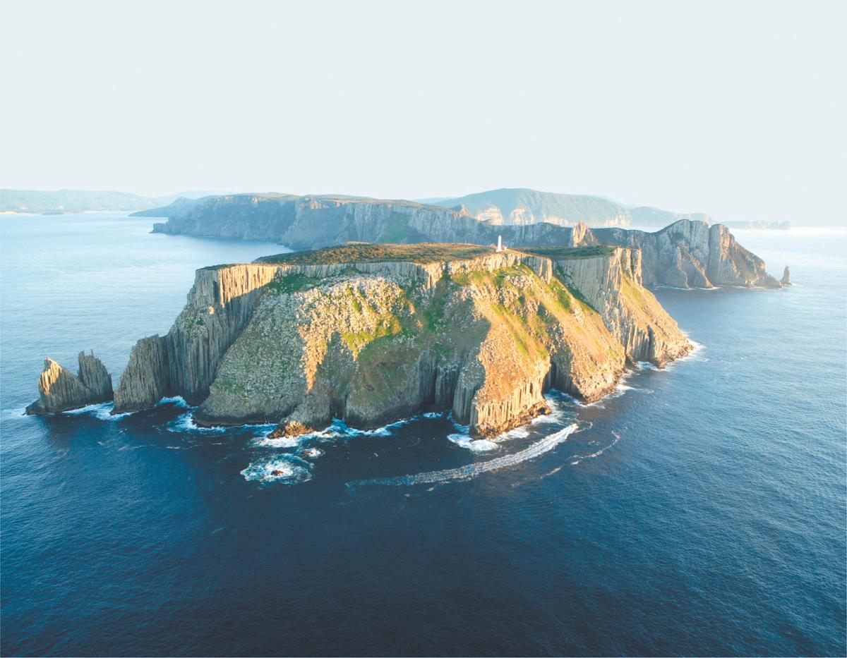 eine Luftaufnahme einer felsigen Insel im Ozean