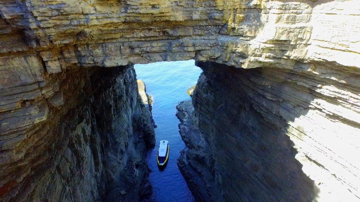 ein Boot im Wasser unter einer Brücke