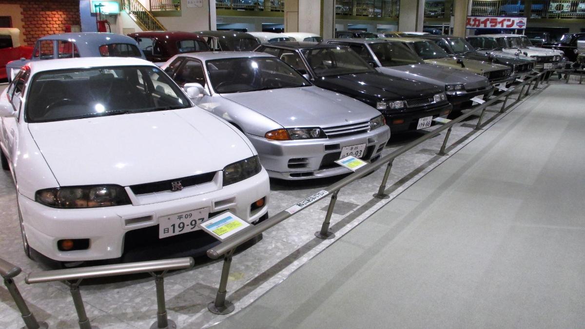automobilių eilė, pastatyta automobilių stovėjimo aikštelėje