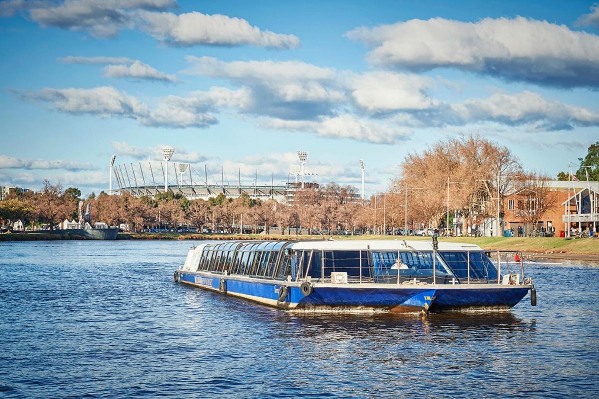 ein blau-weißes Boot auf dem Wasser