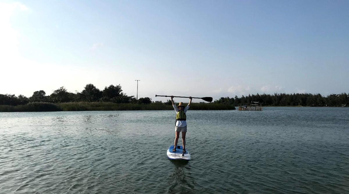 osoba na paddleboardu ve vodě