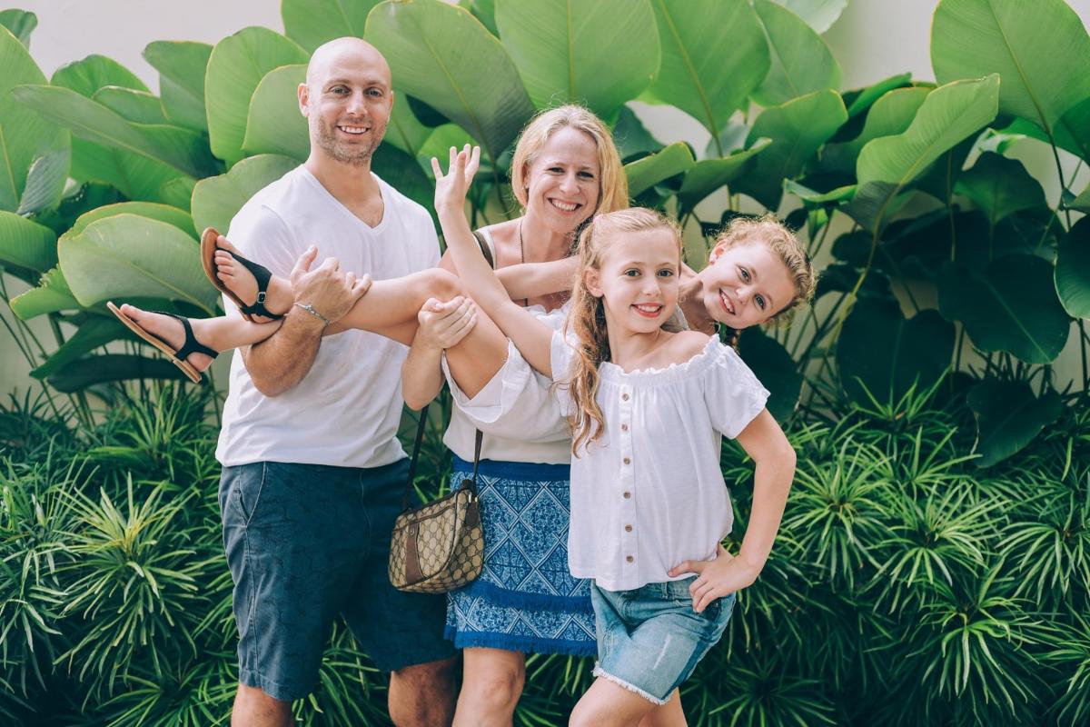 una famiglia posa insieme per una foto