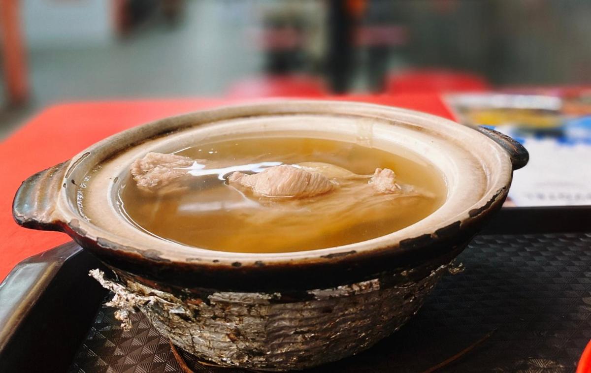 uma tigela de sopa sobre uma mesa
