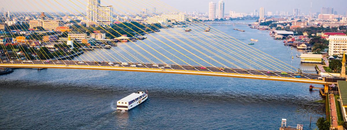 un puente sobre un río con un autobús